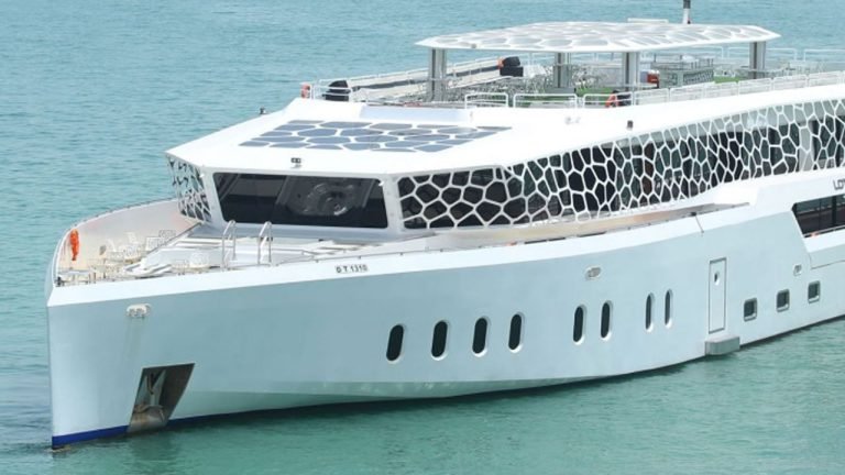 بلیط کشتی لوتوس (Lotus Mega Yacht) + شام بوفه و نوشیدنی دبی